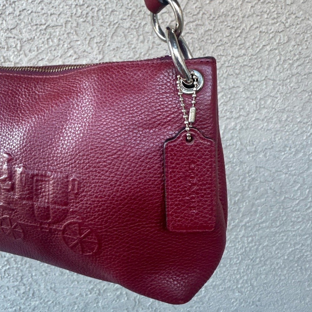 𝓒𝓞𝓐𝓒𝓗 Embossed Horse & Carriage shoulder bag - Picture 11 of 16